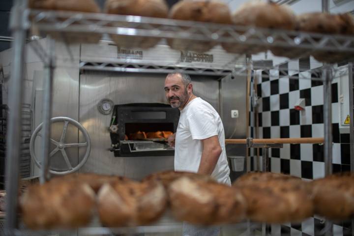 Paco Ruiz Salguero fundó 'Artesa' tras años como repartidor de pan.