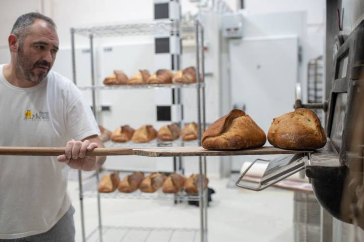 En la panadería 'Horno Artesa' han acabado con el mito de trabajar el pan de noche.