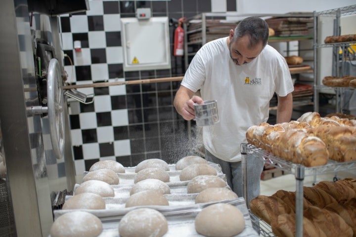 El proceso, totalmente artesanal, marca la diferencia de este horno gaditano.