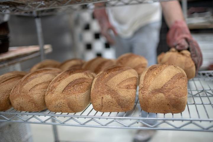 En 'Artesa' elaboran infinidad de panes diferentes.
