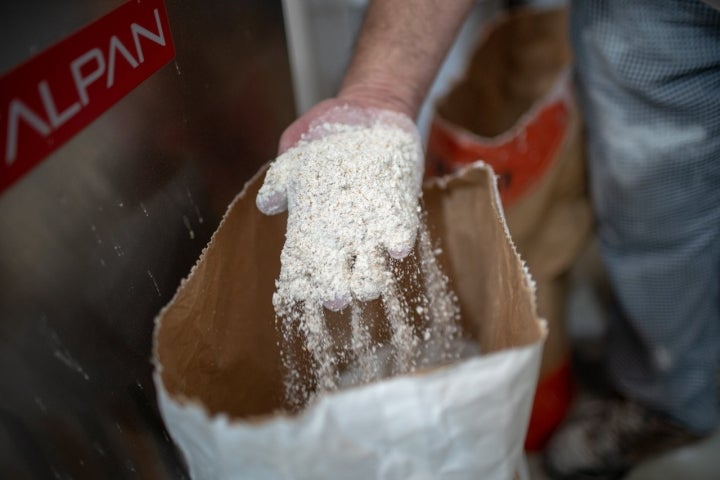 Las harinas de la panadería están molidas a la piedra.