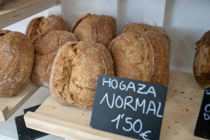También se puede comprar pan "normal", a precios ajustados.