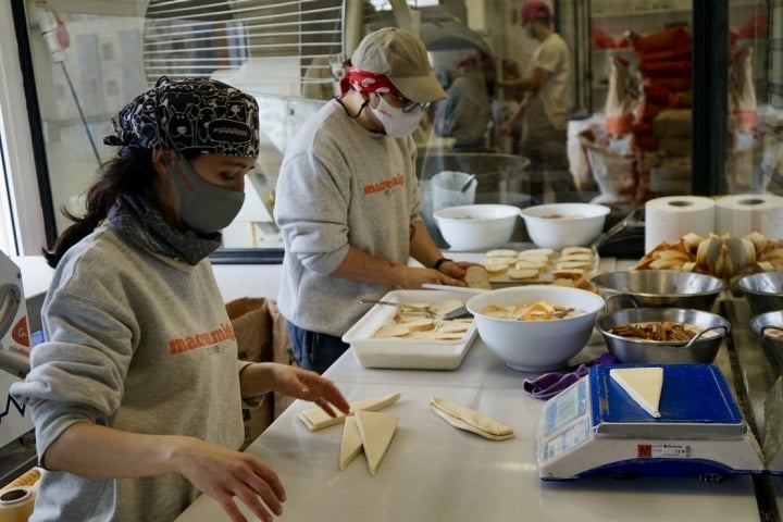 En Semana Santa, parte de la producción se dedica a las torrijas.