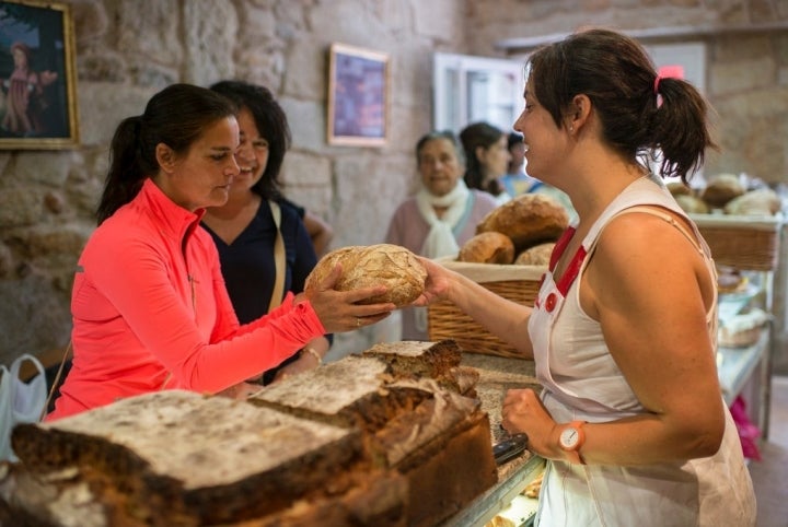 A los clientes les gusta elegir el pan a su gusto.