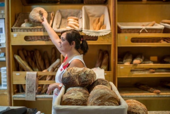 Ariana, desde primera hora de la mañana, despacha el crujiente y sabroso pan recién horneado.