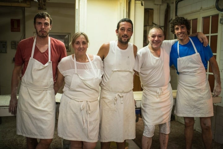 El equipo nocturno del obrador al completo: Miguel, Ana, Pablo, Víctor y Javier.