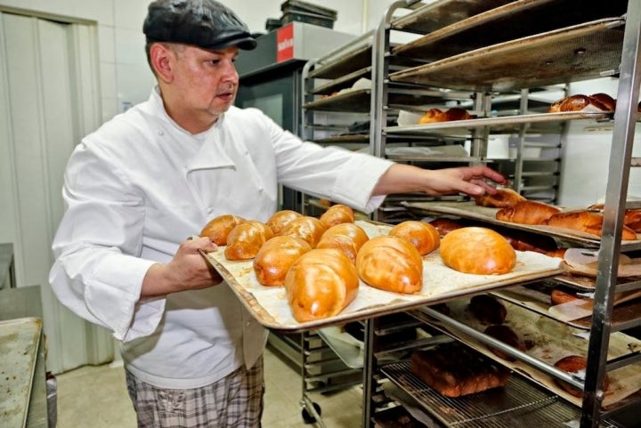 Jorge sacando del horno una de sus joyas artesanas.