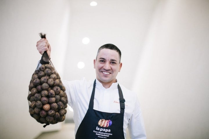 El chef Alberto Ferruz ('BonAmb') se suma a la ola de la a veces denostada papa canaria.