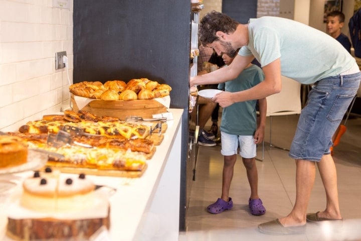 Pastelería y obrador Tugues (Lleida): zona de autoservicio de desayunos y meriendas