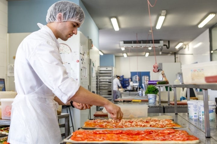 Pastelería y obrador Tugues (Lleida): personal trabajando en el obrador (2)