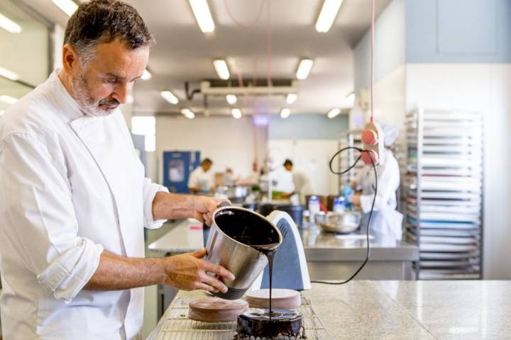 Pastelería y obrador Tugues (Lleida): el pastelero Jordi Tugues napando una tarta Sacher