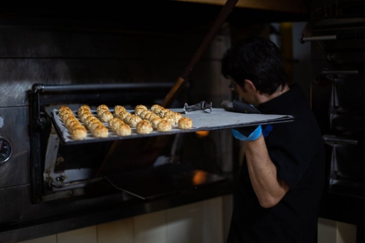 Sus famosos 'panellets': bolitas de pasta de almendra cruda molida, huevo, azúcar y ralladura de limón, recubierta de piñones.