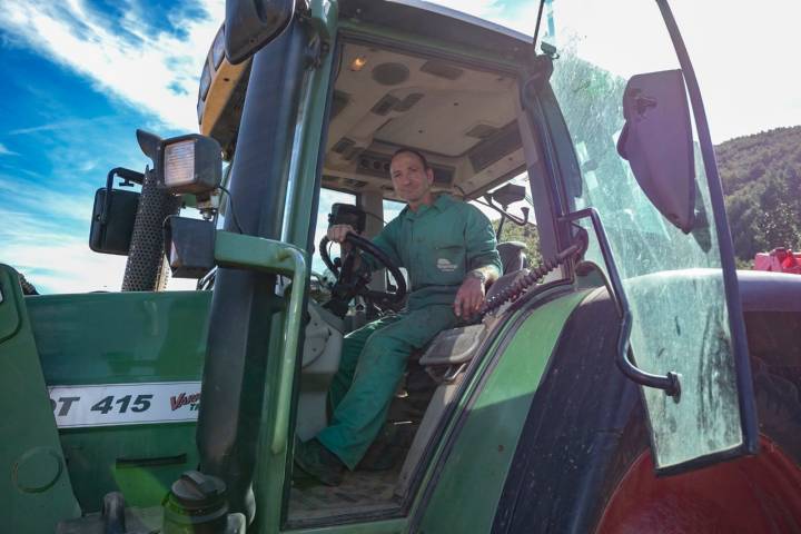 Chema en su tractor, en plena faena, tras 25 años cosechando.