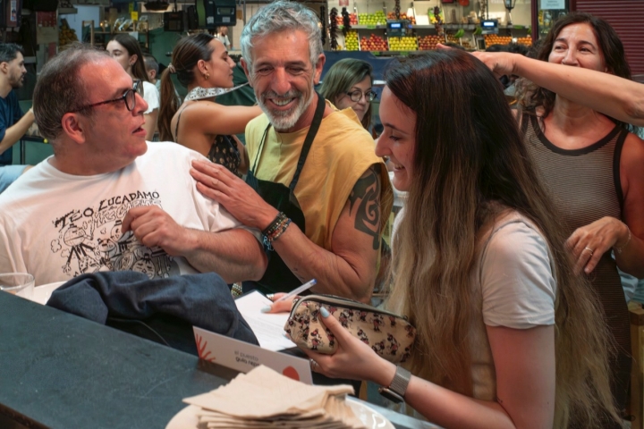 Pepe Solla salía de detrás de la barra para charlas con los comensales.