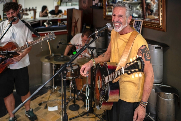 Pepé tocó junto a Rodrigo Valiente y el percusionista Marcos Flai. 