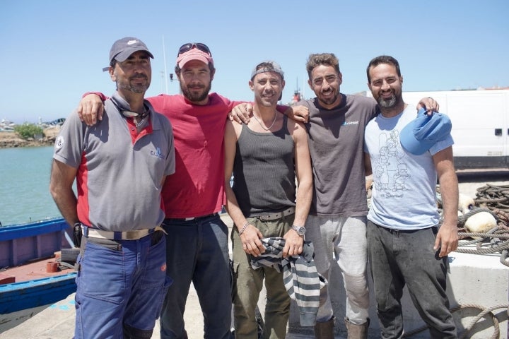 El equipo de buzos de la almadraba de Zahara, tras concluir la faena.