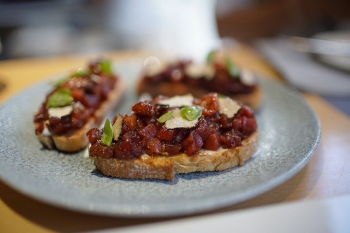 Tartar de atún con trufa.