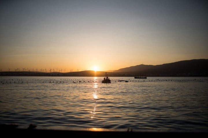 Amanece camino de la almadraba, al fondo espera el barco de siete palos.