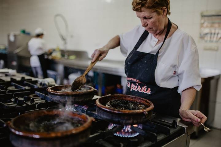En Os Pirús, cocinan la lamprea a la bordelesa (o estilo Arbo) en ollas de cerámica.