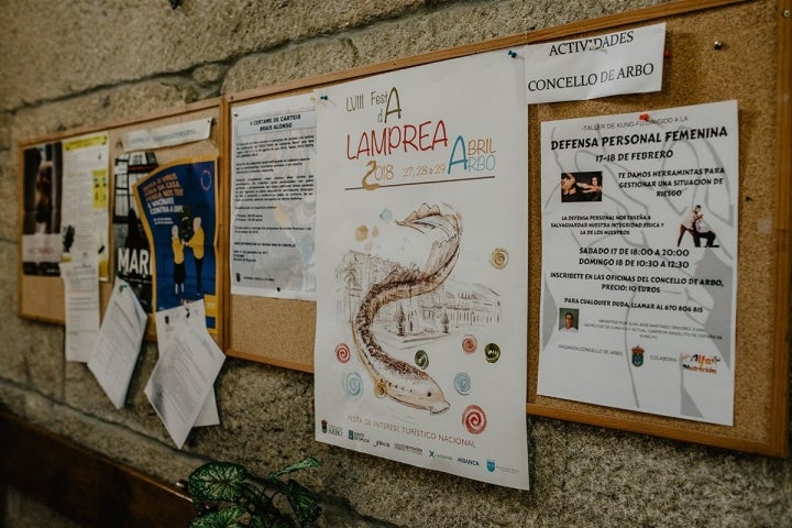 Cartel de la 58 Fiesta de la Lamprea en el Ayuntamiento de Arbo.