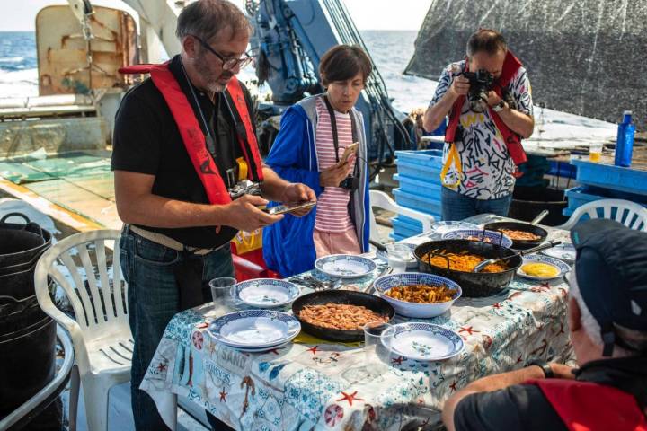 Pesca-turismo en el Grau (Castellón): comida marinera en la cubierta