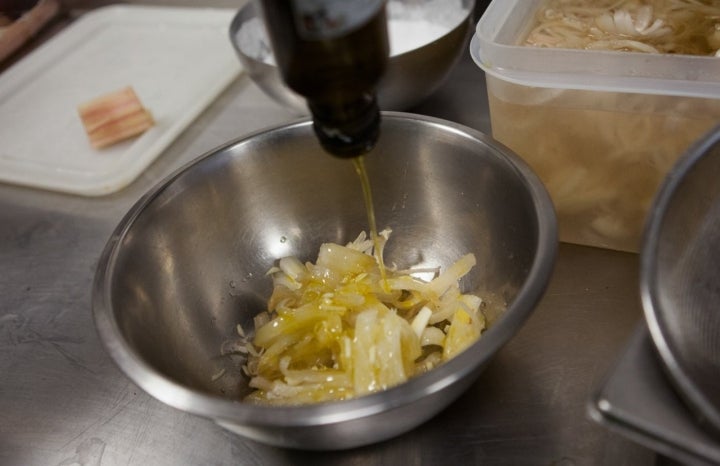 Cardo aliñado con aceite, vinagre y ajo, como se prepara en 'Topero'