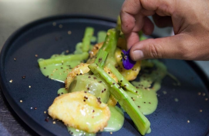 alcachofas con patatas a la importancia, salsa de verduras y quinoas del restaurante Treintaitrés.