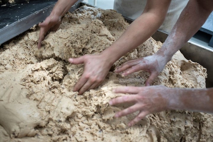 La masa del clásico polvorón lleva harina, almendras, manteca de cerdo y azúcar.