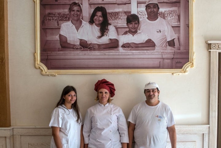 Lucía posa junto a sus padres, orgullosa.