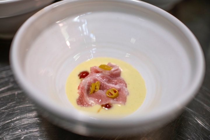 Plato de ventresca de atún y emulsión de piparras del Fresh! de Caleña en el Mercado Vallehermoso (Madrid).