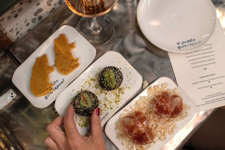 Homenaje a la matanza, buñuelo líquido de queso manchego y mejor croqueta del mundo 2021.