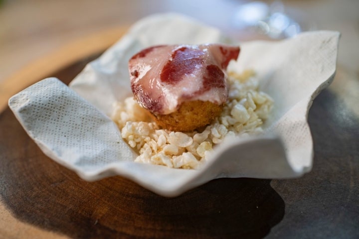 RESTAURANTE CAÑITAS MAITE_ CASAS-IBÁÑEZ (ALBACETE) ENERO 2022CHEFS: JAVIER SANZ Y JUAN SAHUQUILLOCroqueta de jamón ibérico – A base de mantequilla y leche fresca de oveja, dados de jamón de bellota Joselito, lámina de copa y airbags de su tocinillo