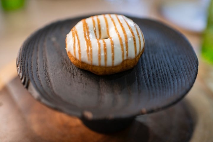 RESTAURANTE CAÑITAS MAITE_ CASAS-IBÁÑEZ (ALBACETE) ENERO 2022CHEFS: JAVIER SANZ Y JUAN SAHUQUILLODonut de rabo de toro — Rosquilla frita y rellena de un guiso clásico de rabo de toro y glaseada con una crema de parmesano y rallado con un ketchup de verduras ácidas 