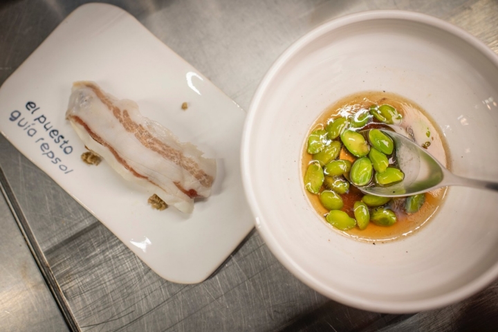 Plato de pistachos de Alcalá y consomé rancio en el pop-up Fresh! de Mesón Sabor Andaluz.