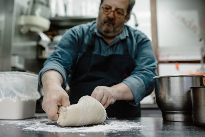 Dándole el último toque a la masa de orejas.