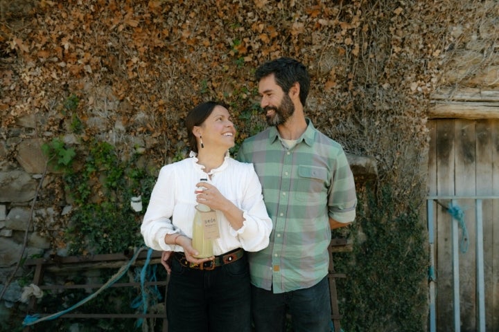 Los propietarios y elaboradores de Kombuchas Sede (Ribera de Arriba, Asturias).