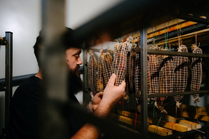Xermán Álvarez en el ahumador de La Corraina (Aller)