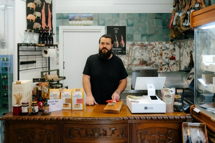 Xermán Álvarez, junto a su hermano y primo, son los propietarios de La Corriana