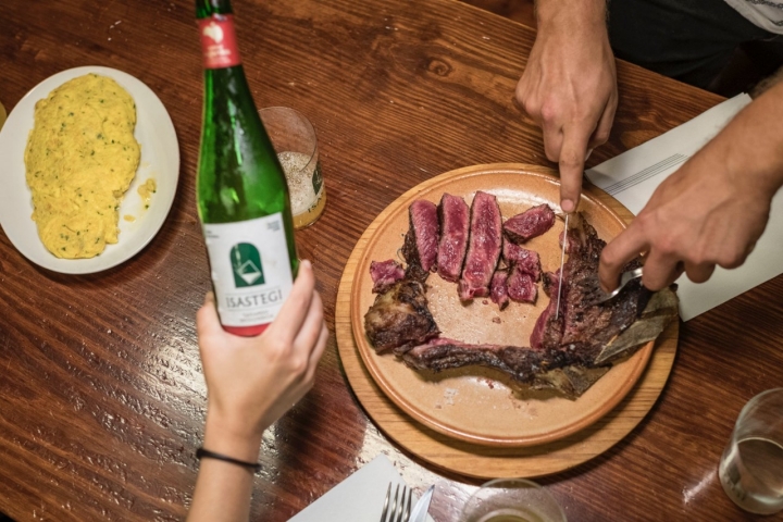 Comida de sidrería en Isategi (Tolosa, Gipuzkoa)