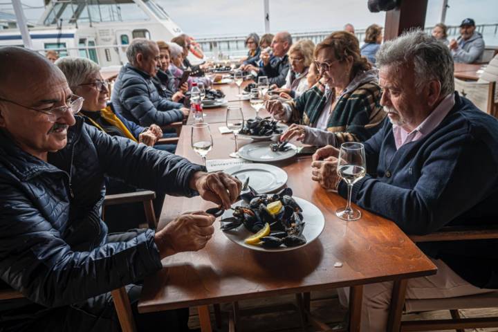 Varios turistas degustan mejillones y ostras en Musclarium