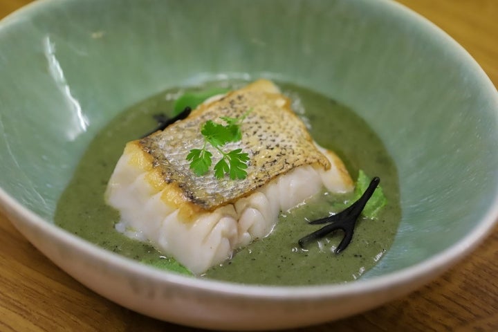 Merluza de anzuelo curada con salsa verde de plancton marino y alga codium. Foto: Yoana Salvador.