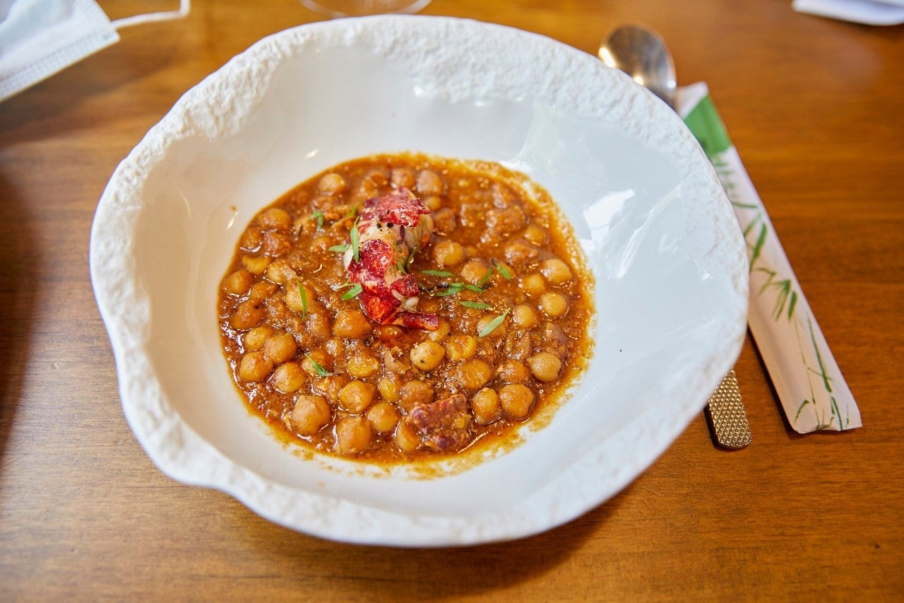 Garbanzos con bogavante, uno de los platos estrella.