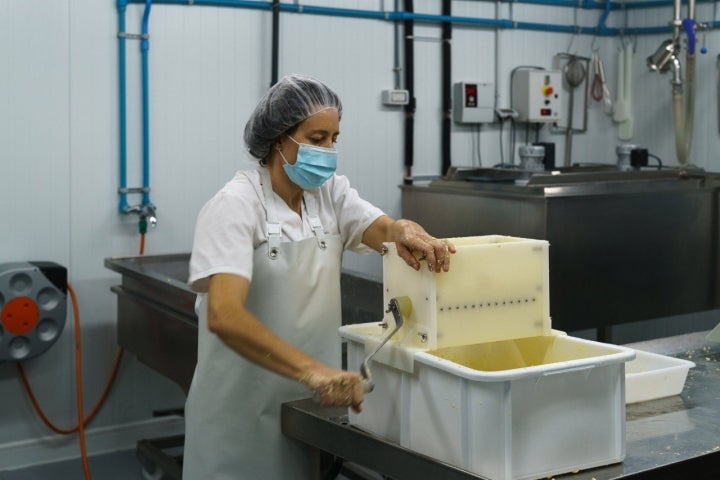 Con un molino de chedar, rompen la cuajada y logran un grano de palomita que sentará las bases de otros de sus rasgos diferenciales.