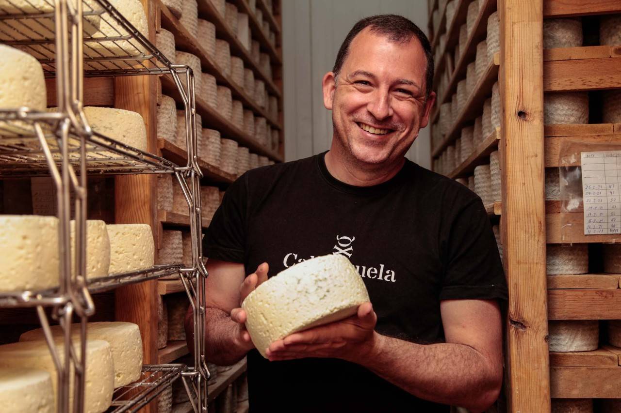 Juan Naranjo decidió dejar su empleo como ingeniero para dedicarse a la producción de queso.