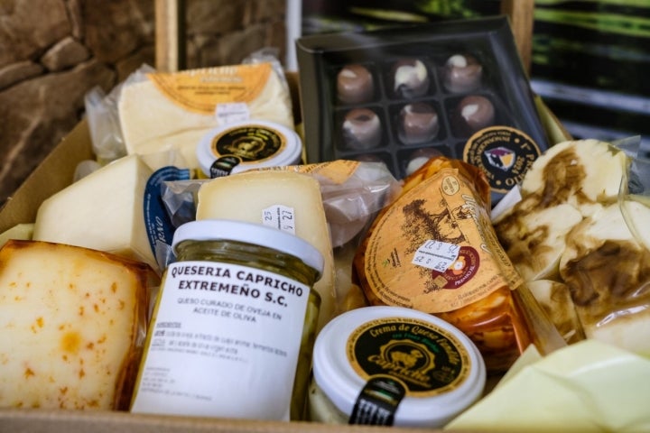 Cesta con productos de la quesería.
