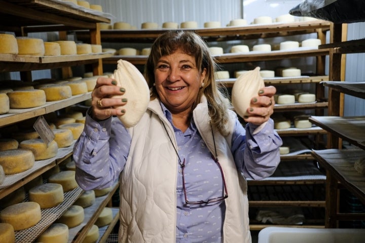 Montaña posa con dos quesos de trapo. 