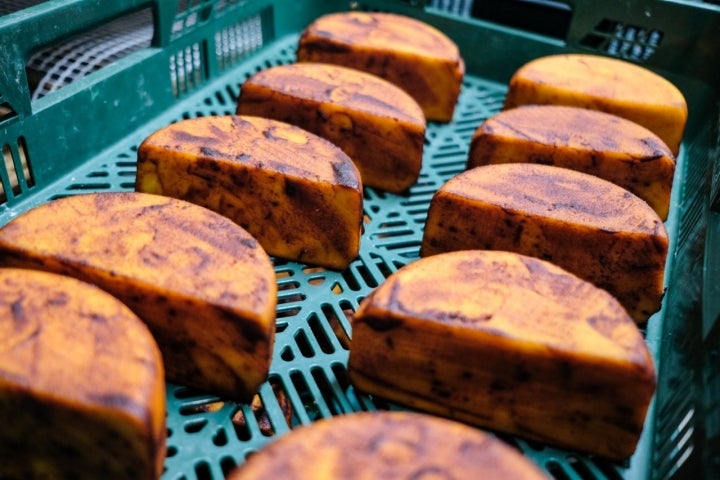 Queso curado con pimentón de La Vera