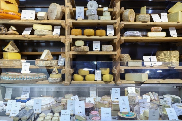 Dentro de esta pequeñita tienda de Donostia cabe todo un universo.