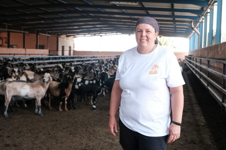 Lucía Torres, de la quesería 'Era del Cardón', posa con sus cabras al fondo.