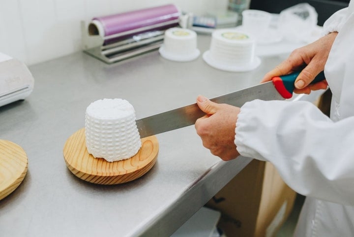 Una de las piezas de queso recien elaborada.